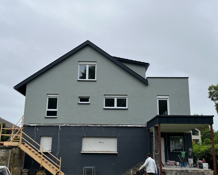Fassade mit dunkel abgesetztem Sockel