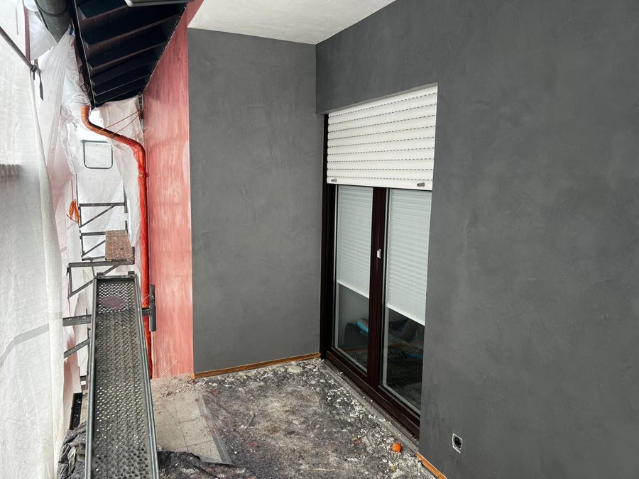 Fassade mit feinem Filzputz in Anthrazit
