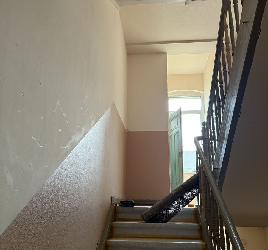 Treppenhaus mit feinem Filzputz, zweifarbig