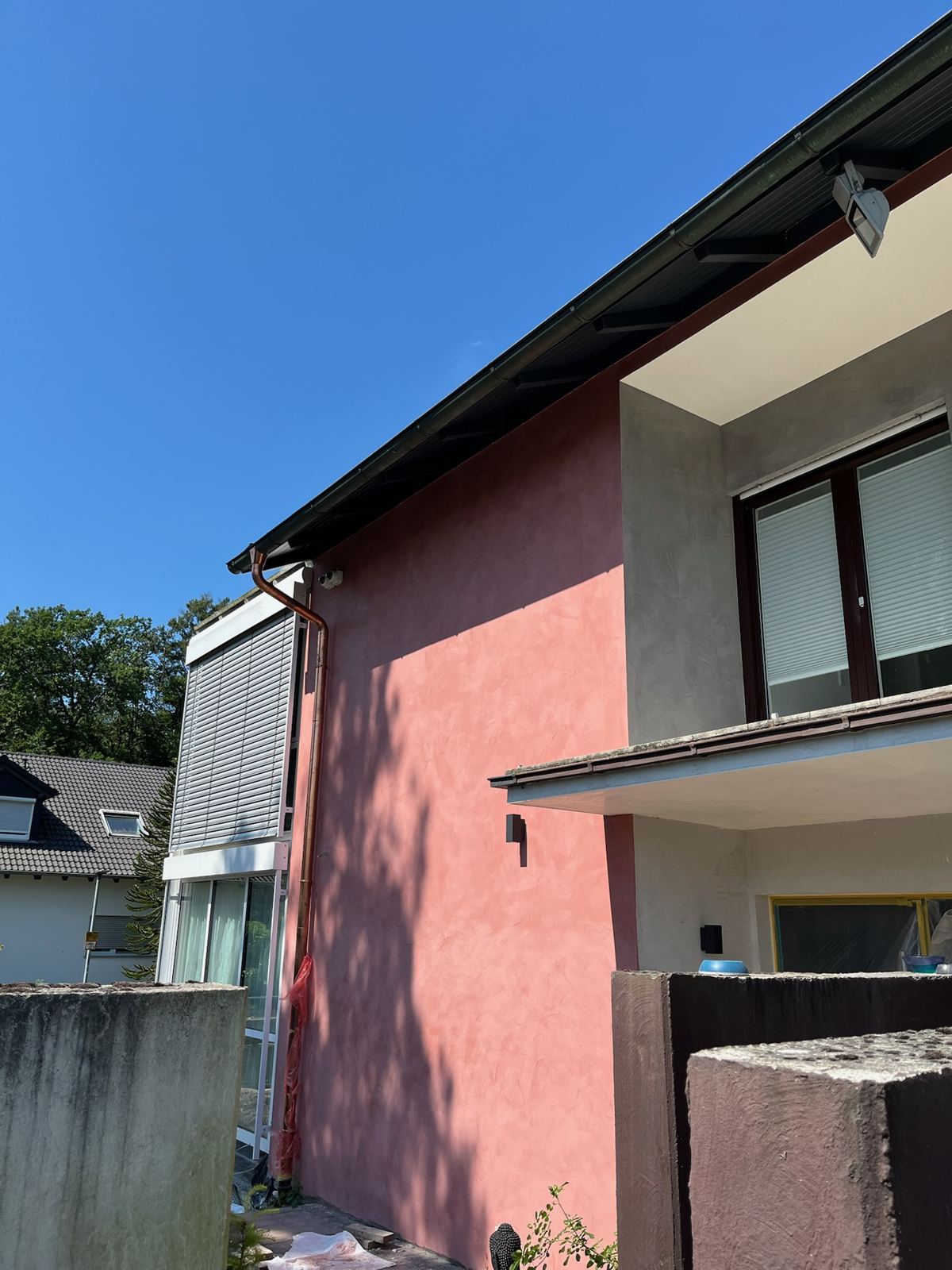 Fassade in Terrakotta mit Gerüst