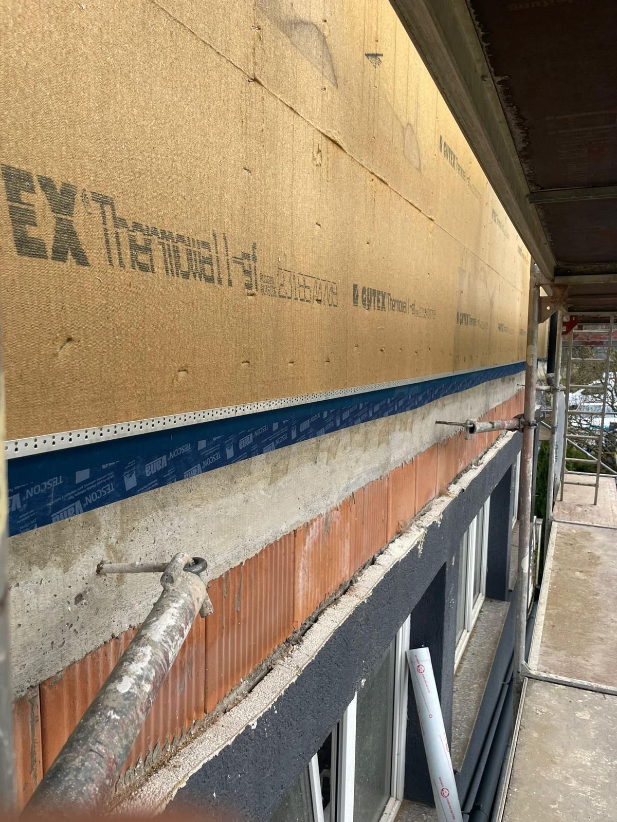 Fassade vorher, eingerüstet mit Dämmplatten