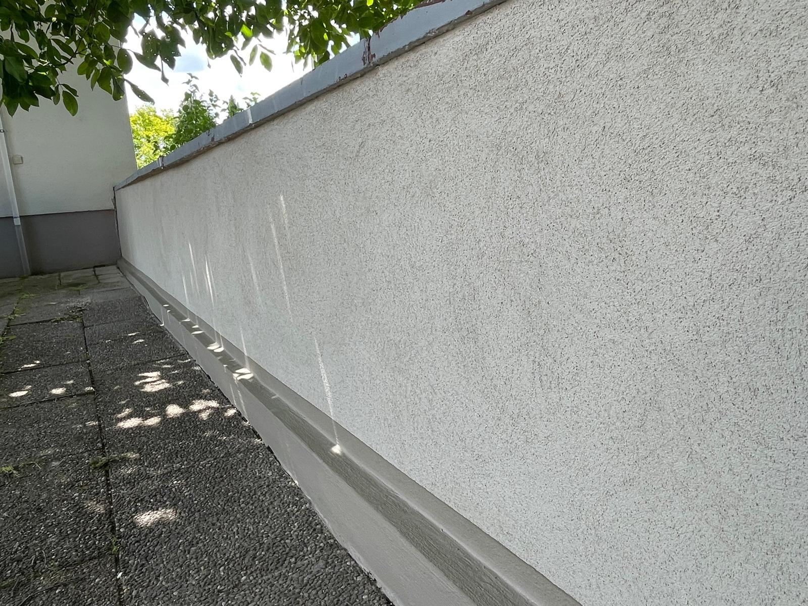 Neu verputzte Gartenmauer