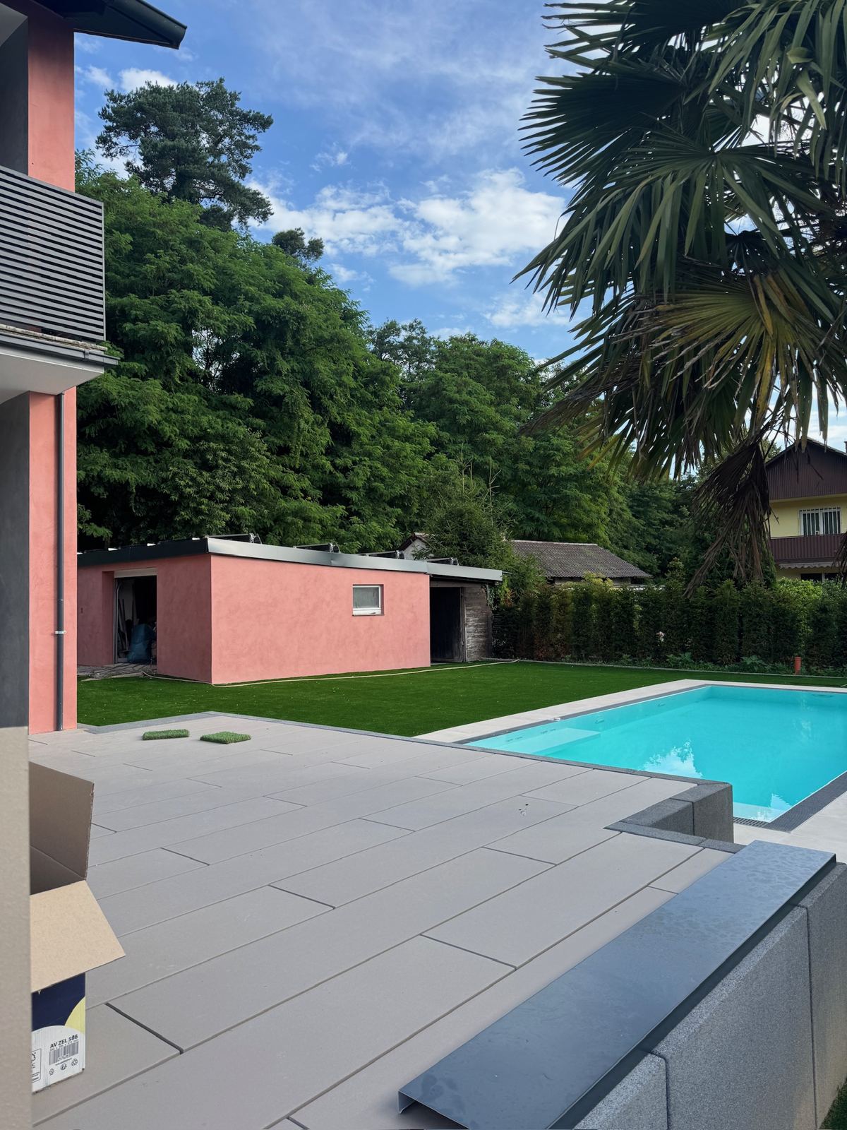Poolhaus mit frischem Putz und Anstrich