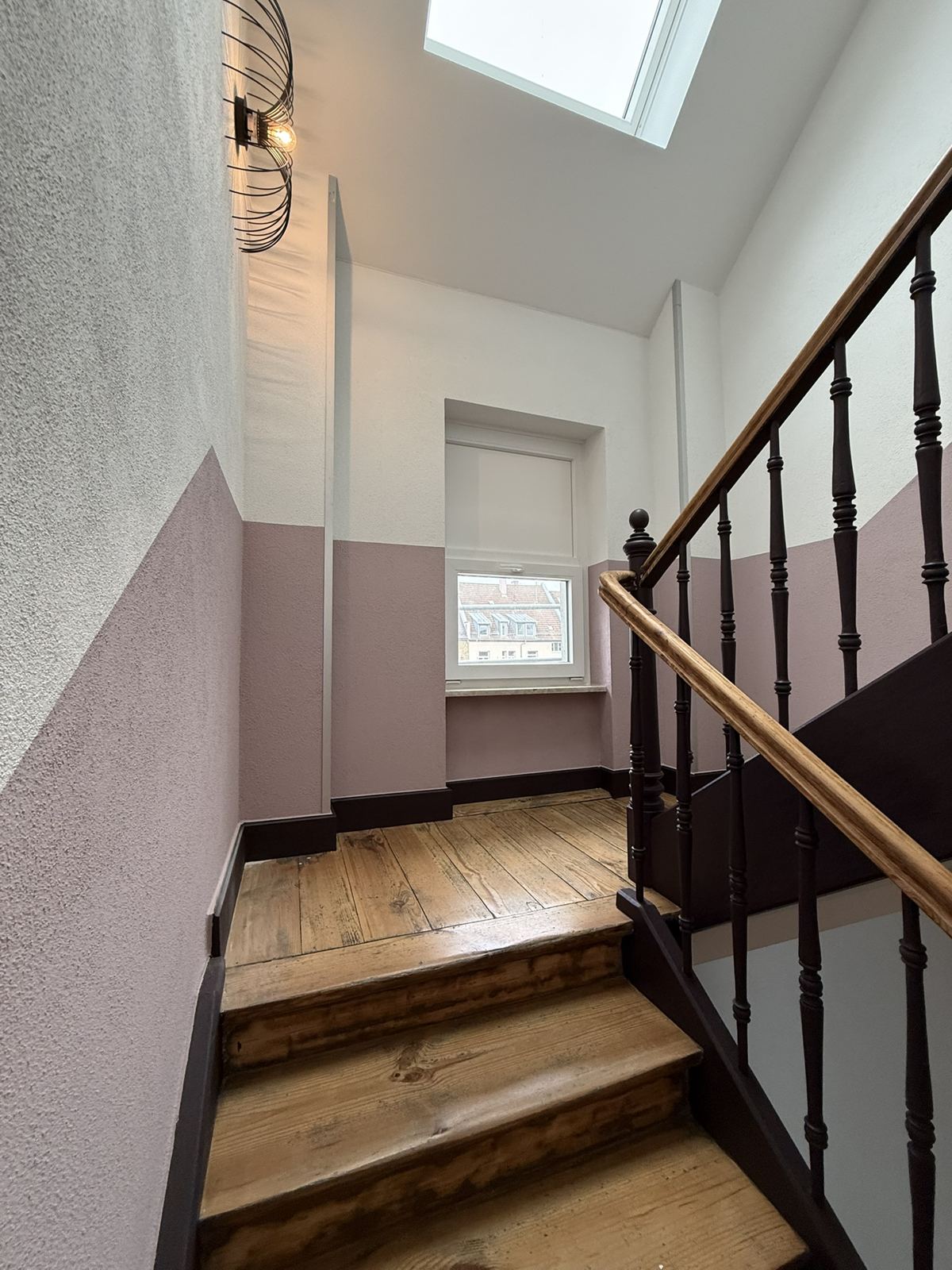 Treppenhaus mit neuem zweifarbigem Putz