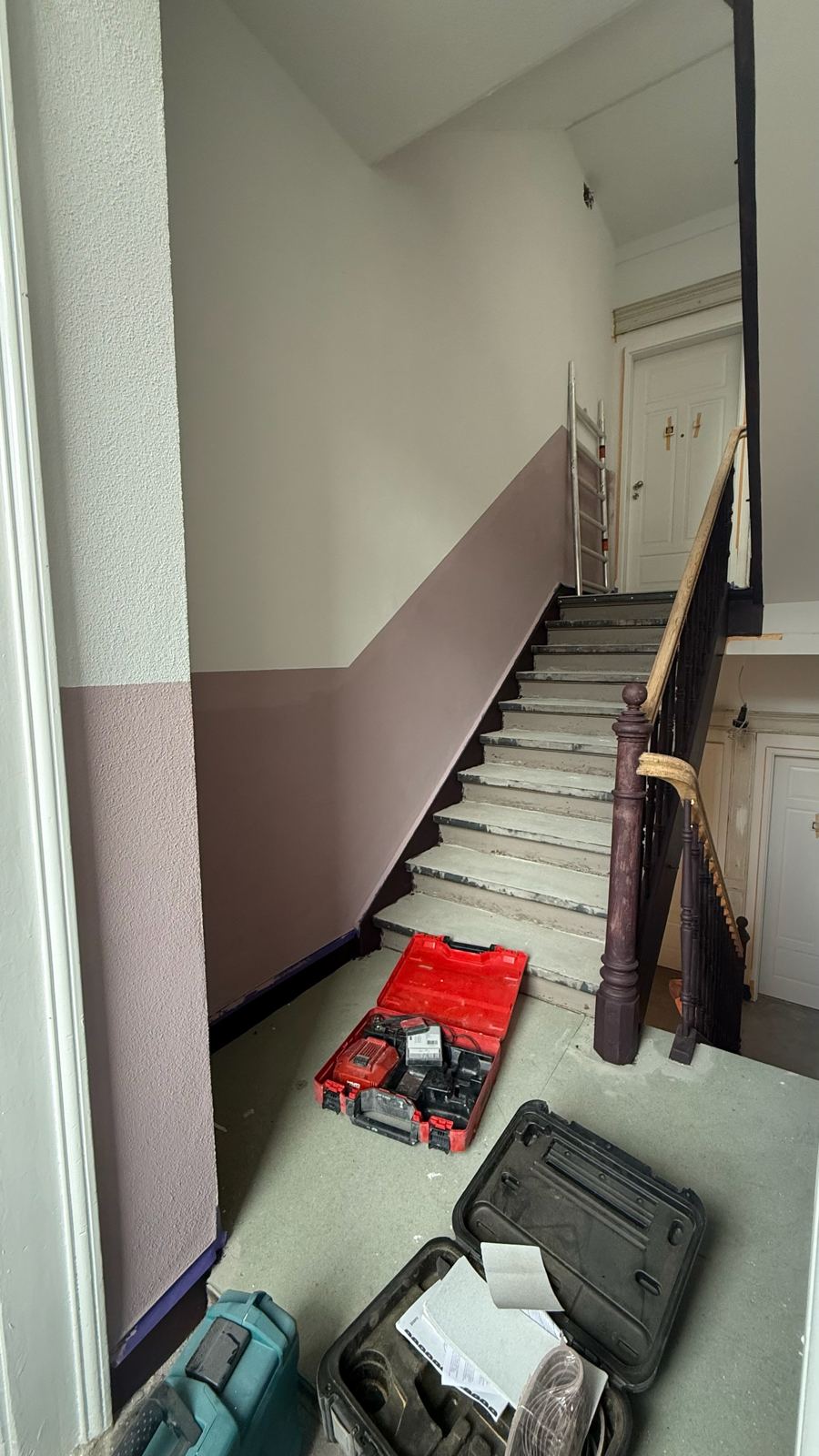 Treppenhaus in hellen Tönen